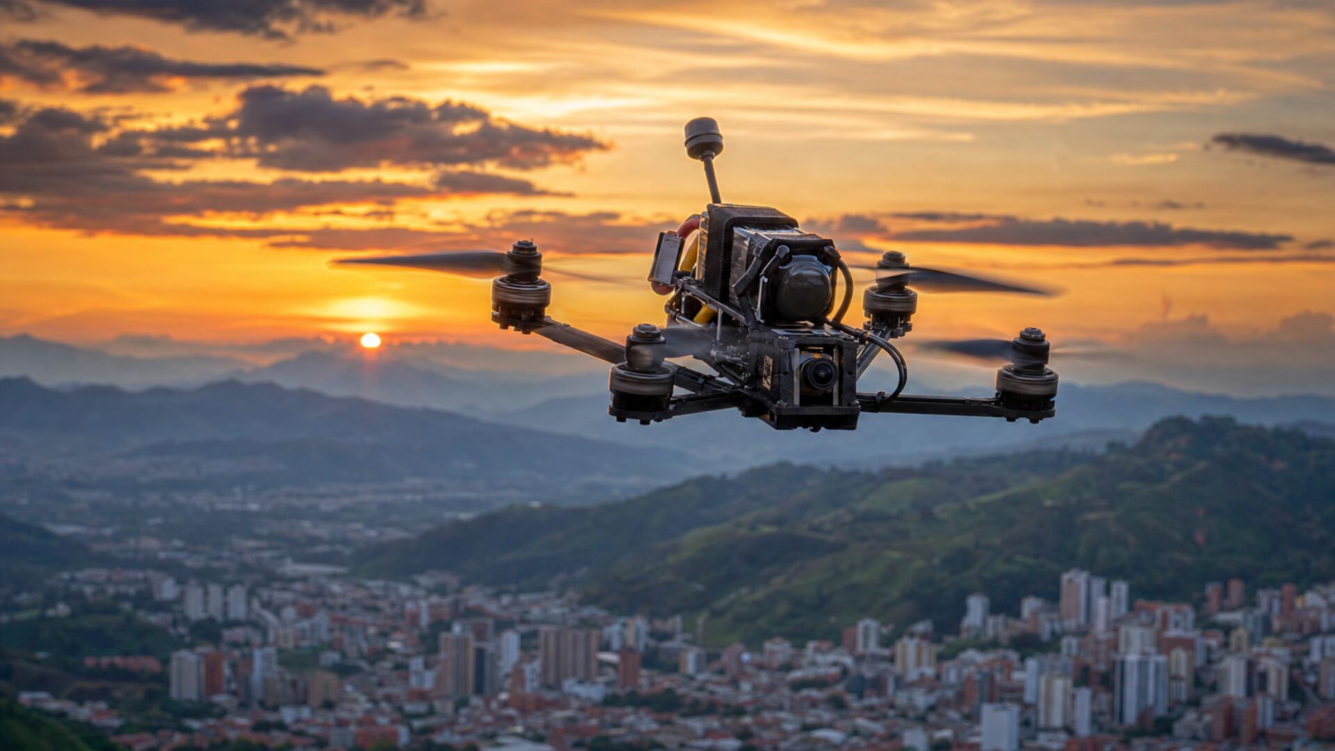 Drone FPV volando sobre Bucaramanga al atardecer
