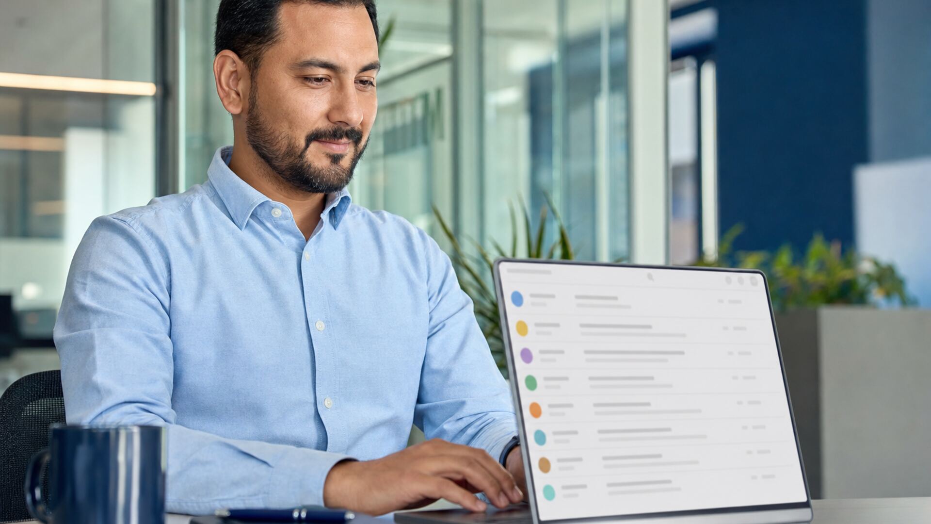 Profesional revisando su correo corporativo en la laptop desde una oficina