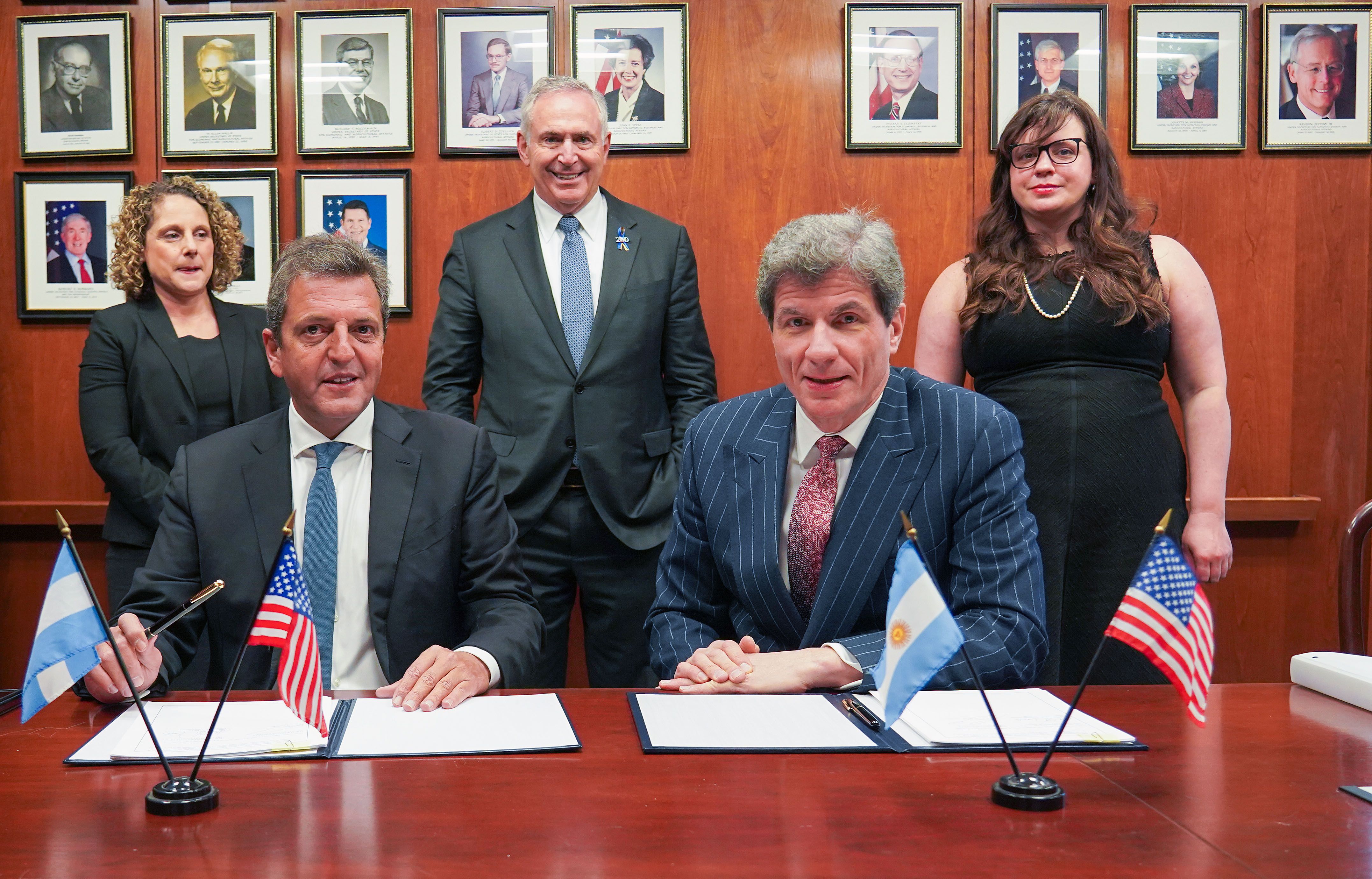 El ministro de Economía, Sergio Massa, mantuvo este jueves un encuentro en Washington DC con el subsecretario de Desarrollo Económico, Energía y Medio Ambiente, José W. Fernández, en el que se suscribió el convenio particular con los Estados Unidos para la refinanciación de la deuda que la Argentina mantiene con el grupo de países acreedores.