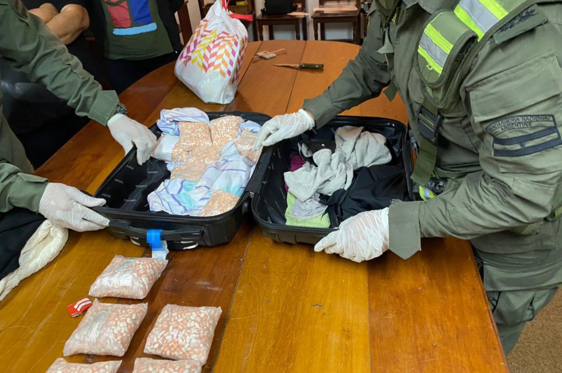 Corrientes: detuvieron a una mujer con más de 4 kilos de cocaína y más de 26 mil pastillas de éxtasis (Gendarmería Nacional)