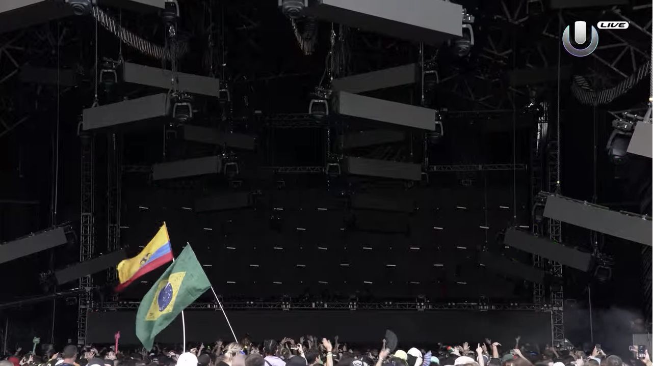 Las banderas de Brasil y Ecuador en Ultra Music Festival.