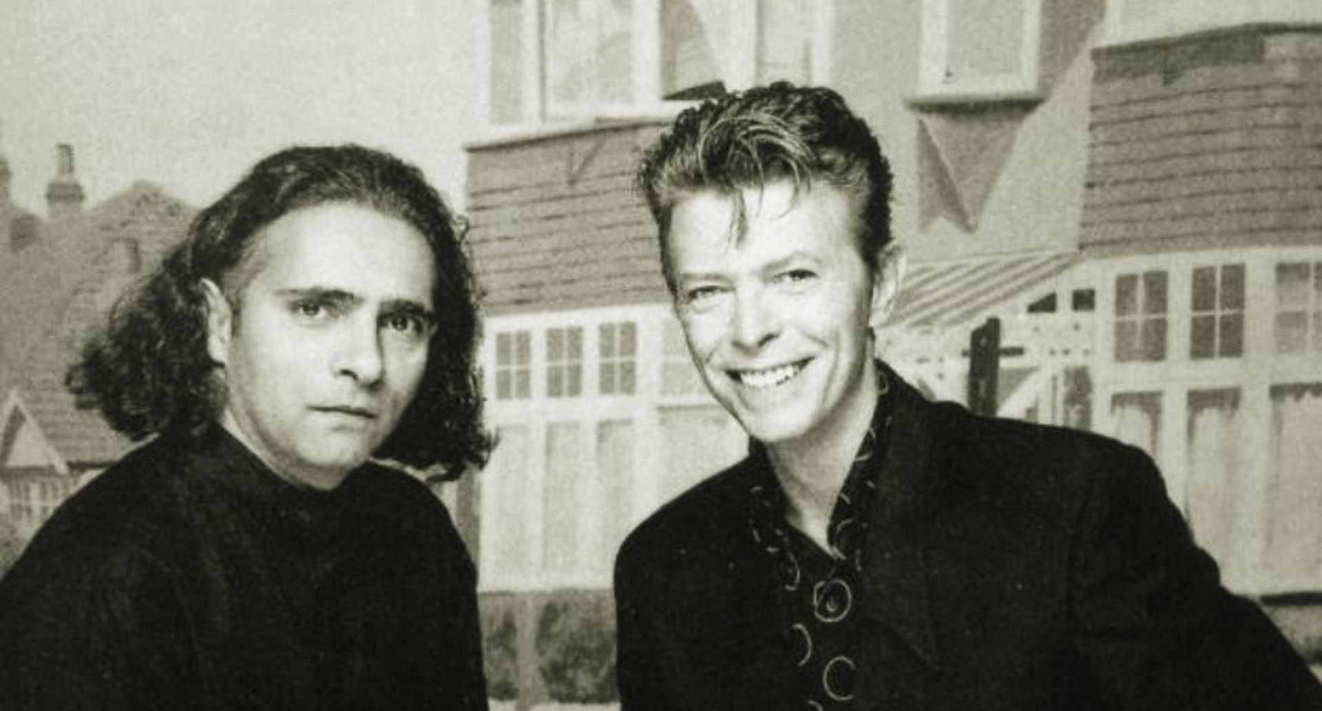 Hanif Kureishi y David Bowie, quien hizo la música para la serie televisiva de la BBC2. 