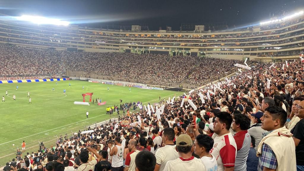 Equipos en el campo de juego del Estadio Monumental. (Foto: Luciano Mabe)