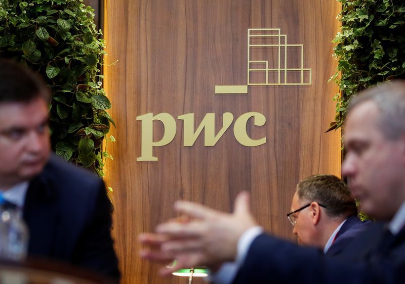 FOTO DE ARCHIVO: El logotipo de la firma de contabilidad PricewaterhouseCoopers (PwC) en un tablero en el Foro Económico Internacional de San Petersburgo (SPIEF), Rusia, 6 de junio de 2019. REUTERS/Maxim Shemetov