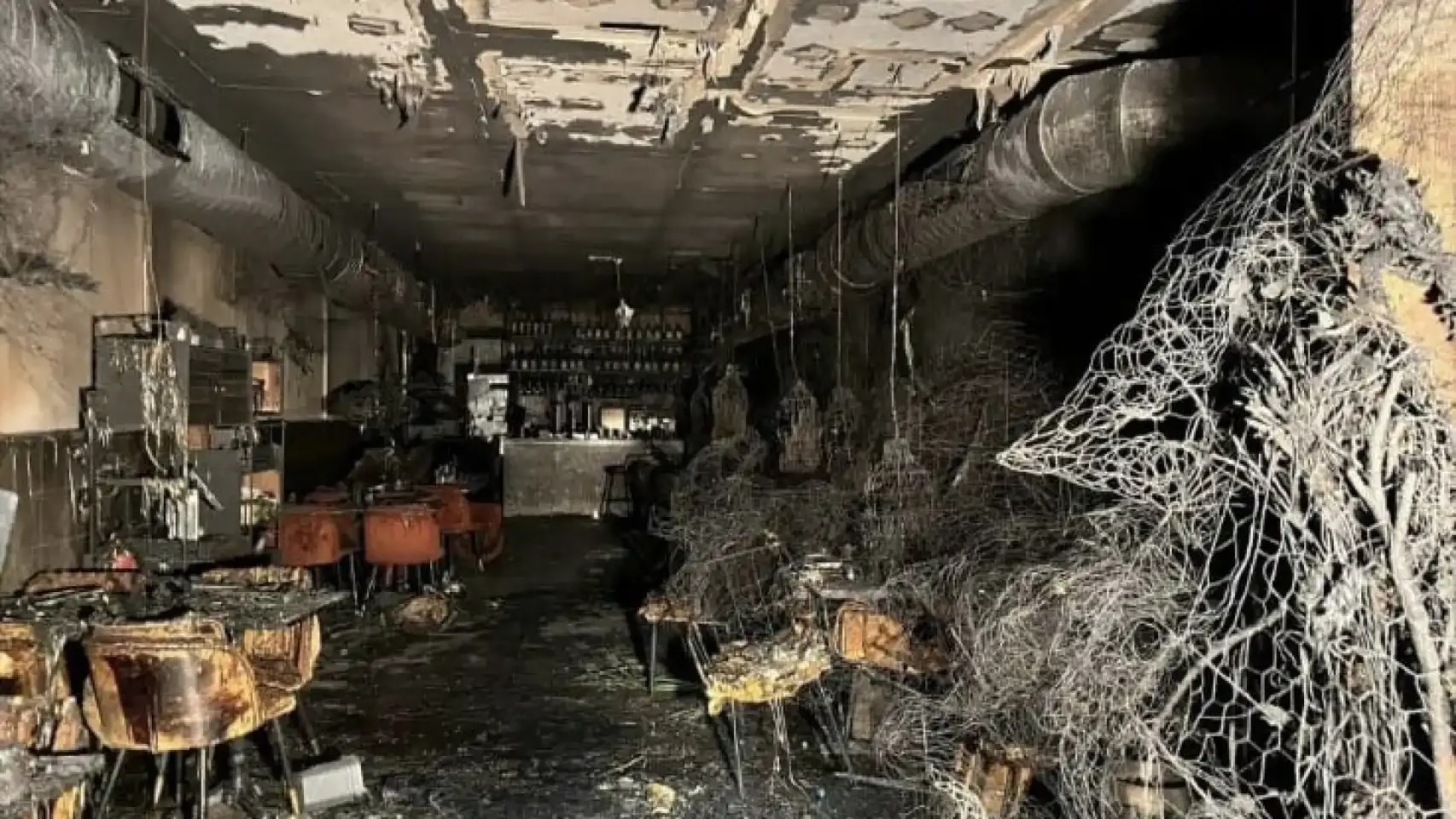 El restaurante Burro Canaglia de Madrid tras el incendio. A la derecha se pueden observar las mallas metálicas que sujetaban las plantas del techo