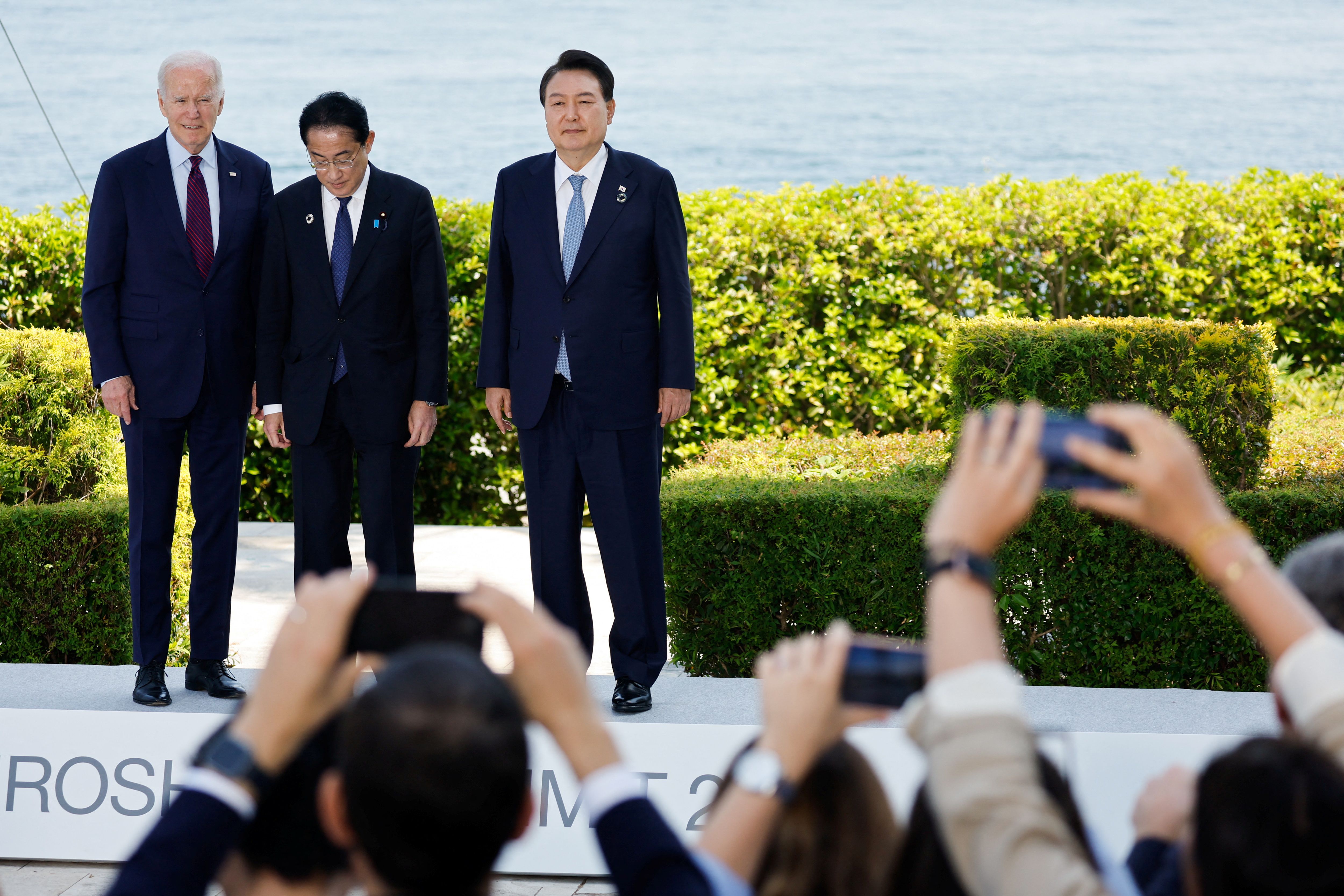 Biden invita a Washington a los dirigentes de Japón y Corea del Sur para una reunión trilateral