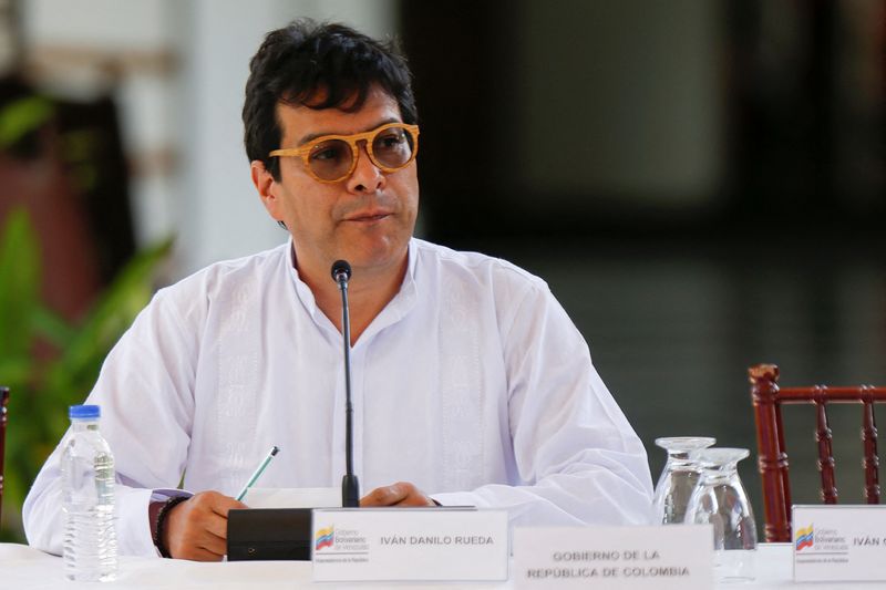 Iván Mordisco y su estructura culpa al alto comisionado para la paz de Colombia, Danilo Rueda, de no cumplirles. REUTERS/Leonardo Fernández Viloria