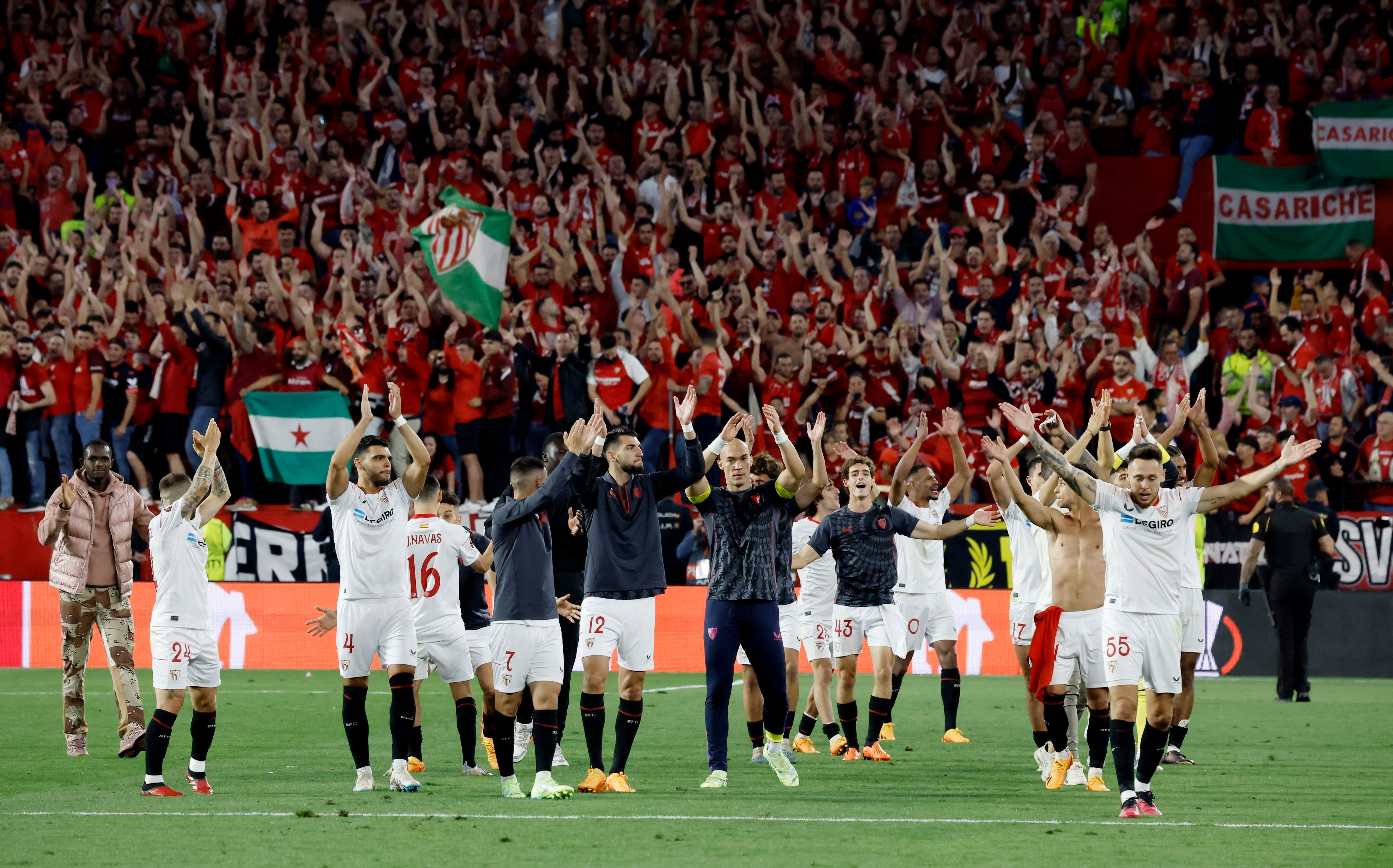 Los jugadores del Sevilla celebran con sus aficionados el pase a la final de la Europa League. 