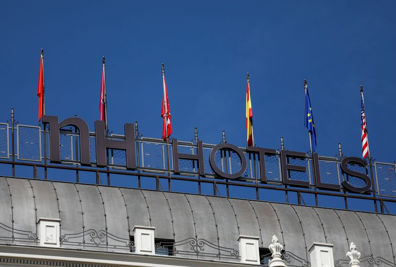 El logotipo de NH en un hotel de la cadena en Madrid. (Reuters)