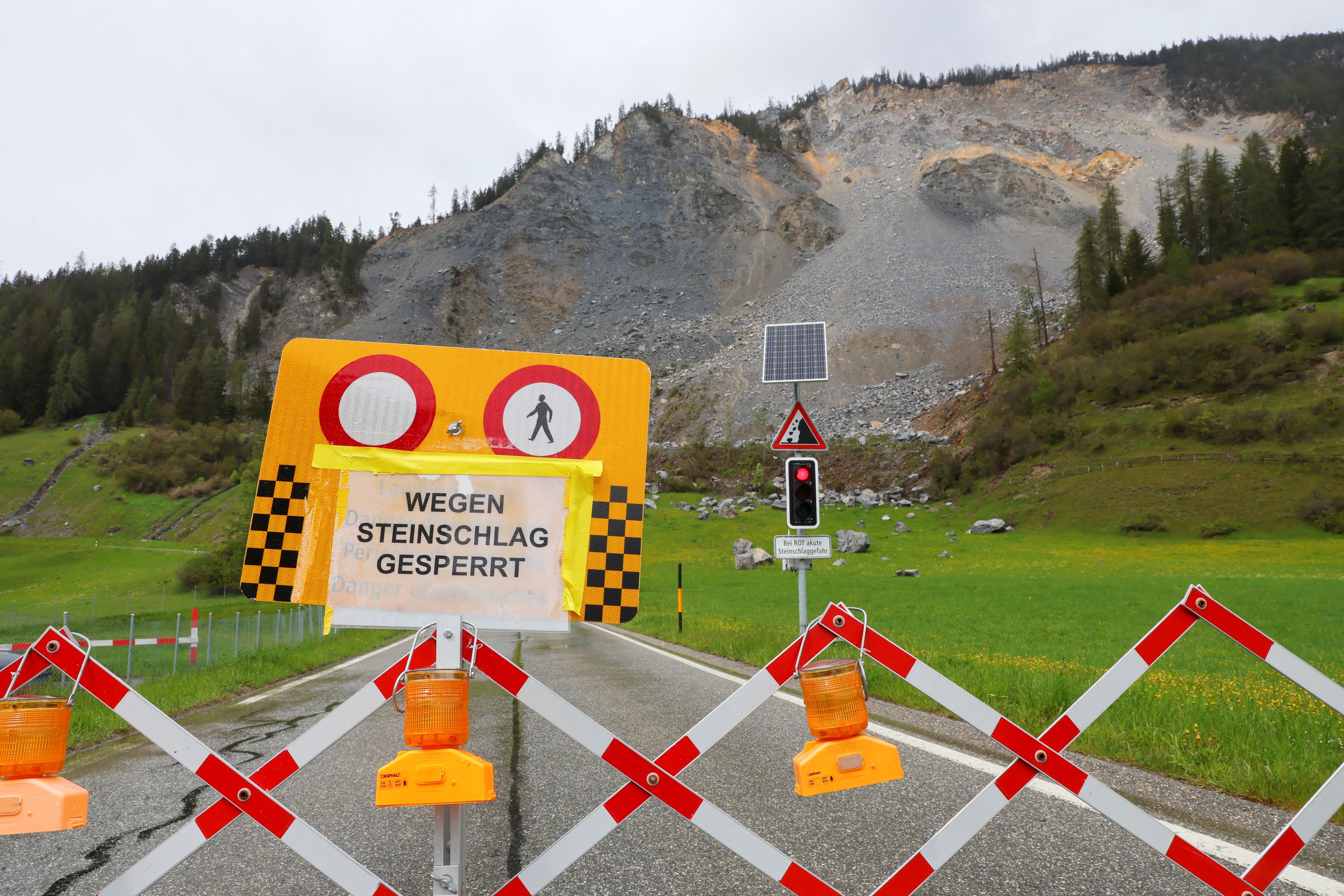 Una señal de carretera dice "Cerrado debido a la caída de rocas" en el pueblo de Brienz, Suiza, el 11 de mayo de 2023 (REUTERS/Denis Balibouse)