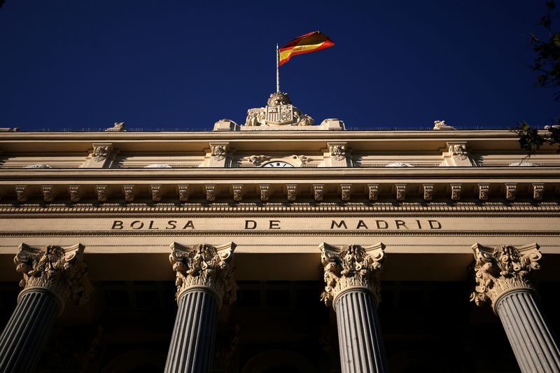 FOTO DE ARCHIVO. Una bandera española ondea sobre la Bolsa de Madrid, España. 1 de junio de 2016. REUTERS/Juan Medina