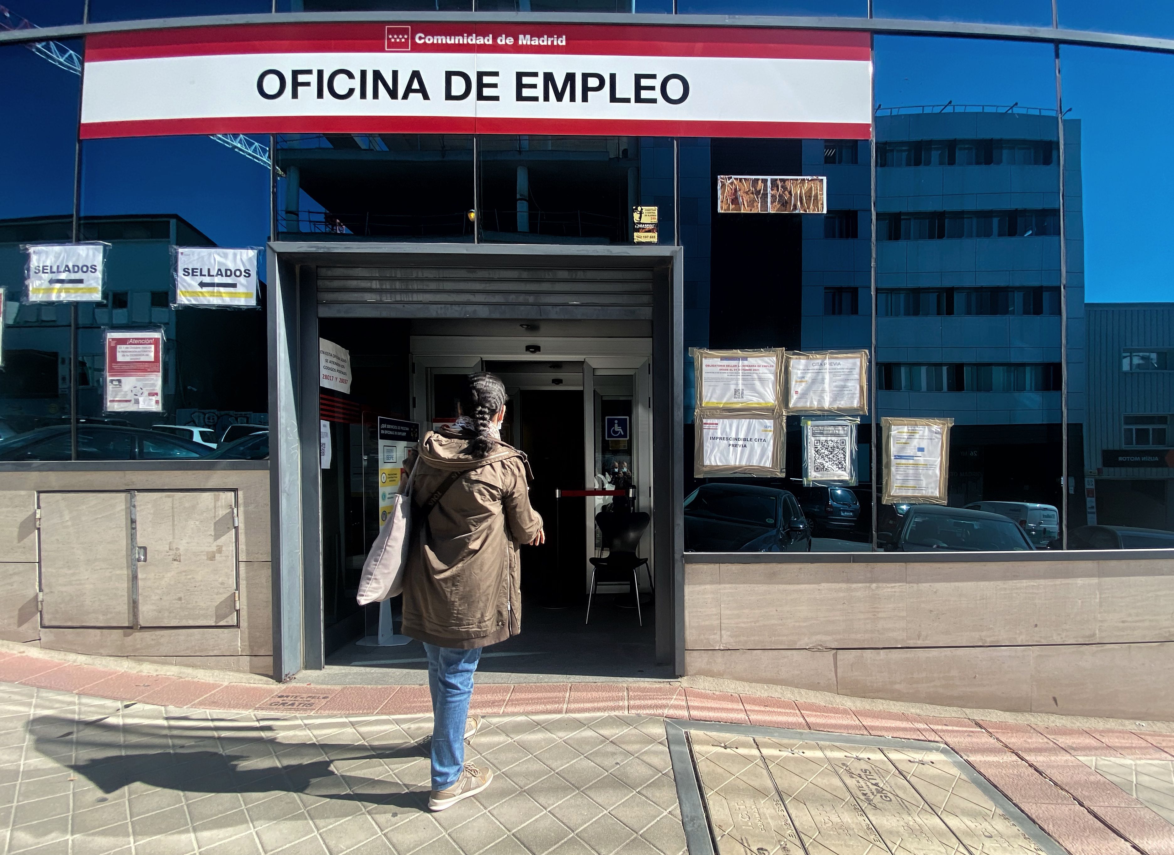 28-10-2021 Una oficina del Servicio Público de Empleo Estatal (SEPE), a 28 de octubre de 2021, en Madrid (España). El paro bajó en 127.100 personas en el tercer trimestre del año, lo que supone un 3,6% menos que en el trimestre anterior. Se trata de su mayor descenso en un tercer trimestre desde el año 2018, cuando el desempleo disminuyó en 164.100 personas. Por su parte, la ocupación superó por primera vez desde el cuarto trimestre de 2008 la cifra de 20 millones de trabajadores tras crearse en los meses de verano 359.300 empleos, un 1,8% más que en el trimestre anterior. En concreto, septiembre cerró con 20.031.000 ocupados, según ha informado este jueves el Instituto Nacional de Estadística (INE).
SOCIEDAD 
Eduardo Parra - Europa Press
