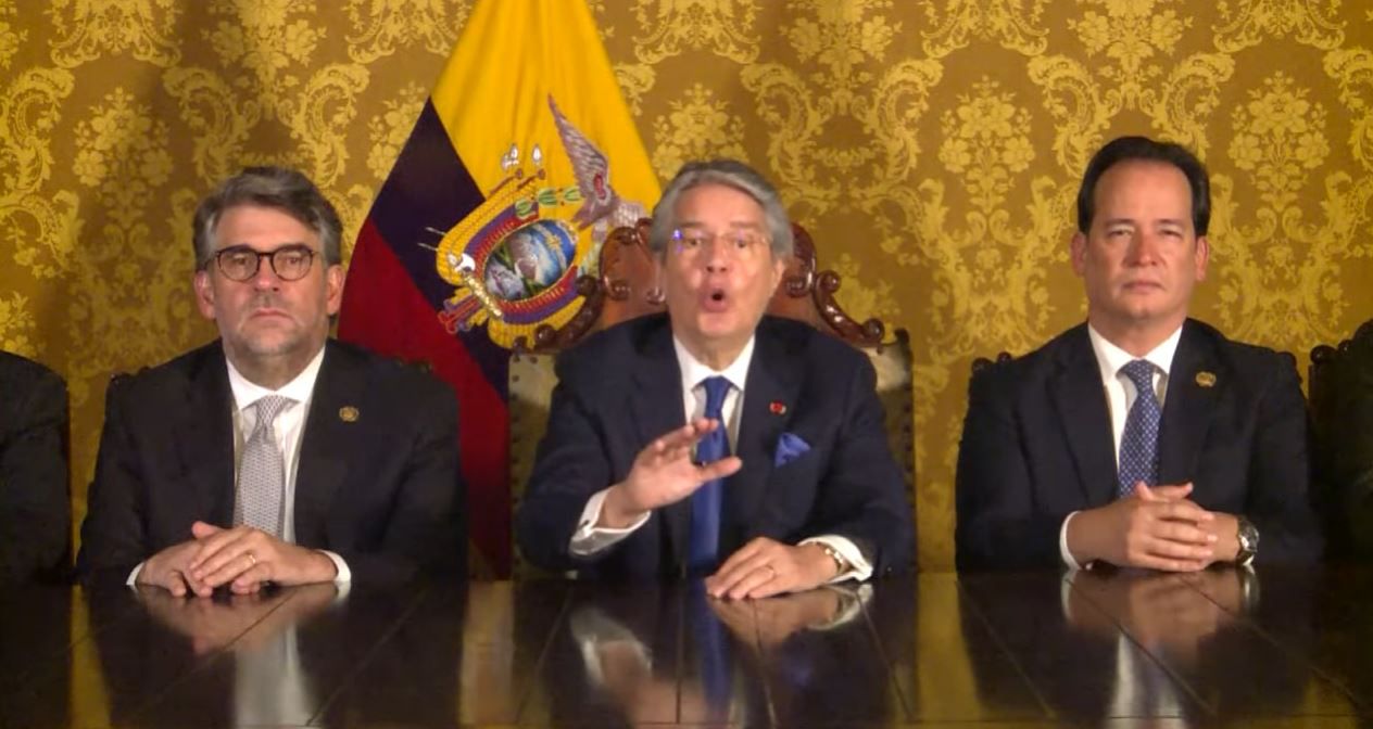 Guillermo Lasso en cadena nacional anuncia la disolución del Congreso (Imagen de TV)