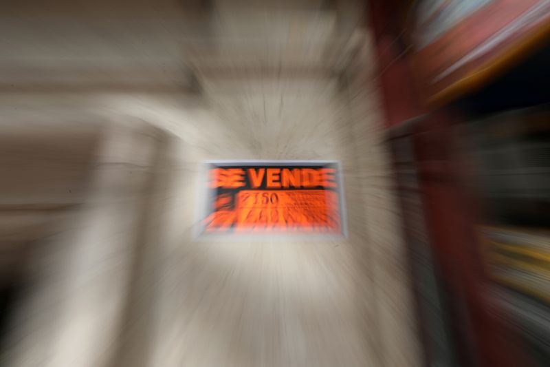 FOTO DE ARCHIVO. Un cartel de "se vende" cuelga de la entrada de un edificio de apartamentos en Madrid, España. 22 de octubre de 2018. REUTERS/Susana Vera
