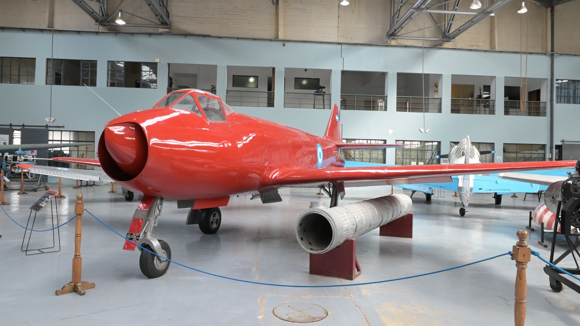 Las aeronaves están agrupadas de acuerdo con épocas y a tipos de aeronaves. También se encuentra otra joya, en color rojo: el Pulqui I, primer avión a reacción construído en Argentina (Fernando Calzada)