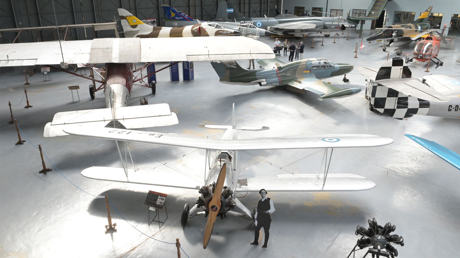 En los hangares donde hasta 1948 funcionó el aeropuerto internacional argentino, más de 60 aeronaves se ubican para recibir al público visitante (Fernando Calzada)