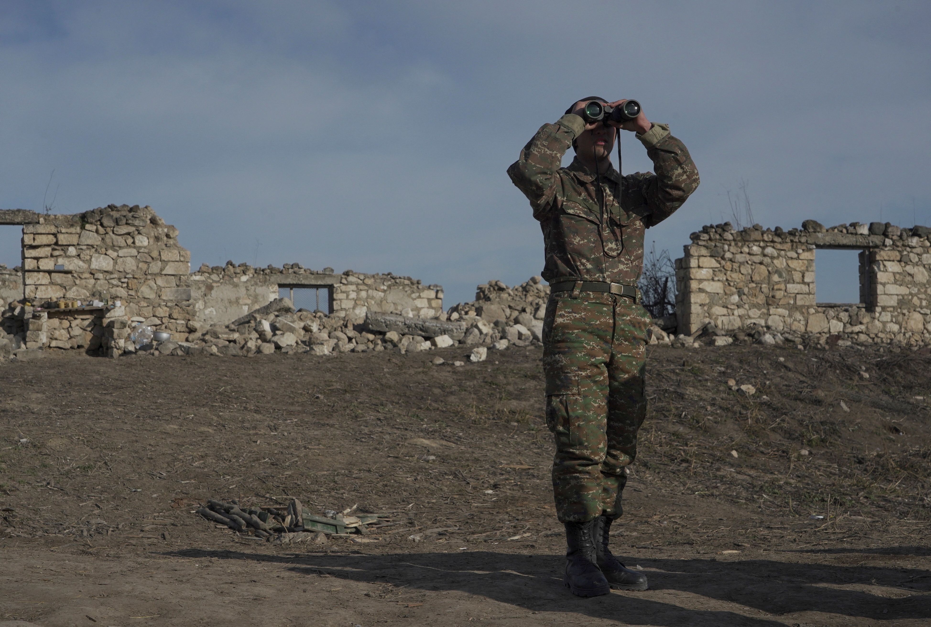 Al menos cuatro militares heridos dejó un nuevo enfrentamiento en la frontera armenio-azerbaiyana. (REUTERS)