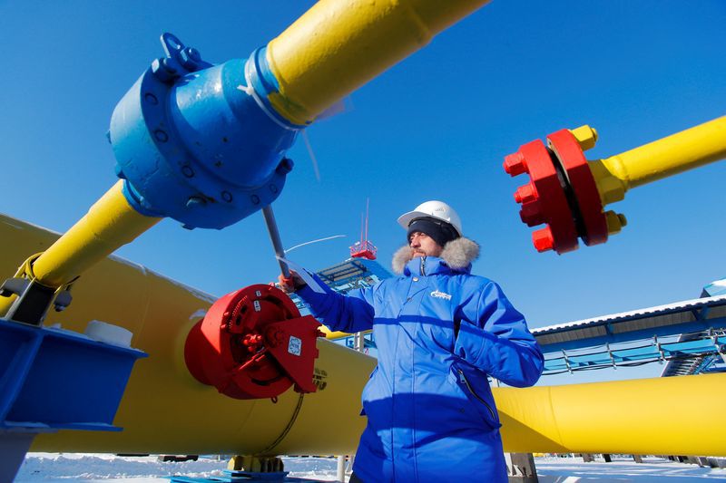 FOTO DE ARCHIVO. Un empleado comprueba una válvula de gas en la estación de compresión Atamanskaya, parte del gasoducto Poder de Siberia de Gazprom a las afueras de la ciudad de Svobodny, en el extremo oriental de la región de Amur, Rusia. 29 de noviembre de 2019. REUTERS/Maxim Shemetov