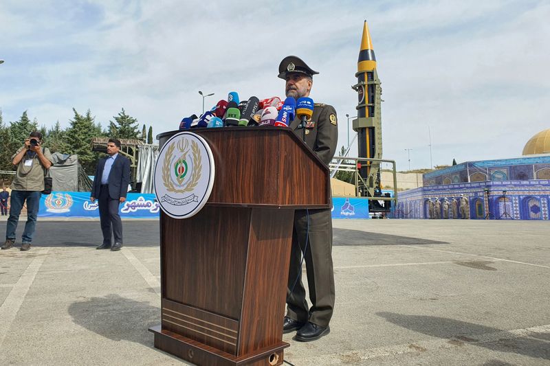 El ministro de Defensa de Irán, el general de brigada Mohammad-Reza Ashtiani, habla en una rueda de prensa durante la presentación de un nuevo misil balístico tierra-tierra de 4ª generación Khorramshahr, llamado Khaibar, en Teherán, Irán. 25 de mayo de 2023. WANA (West Asia News Agency) vía REUTERS