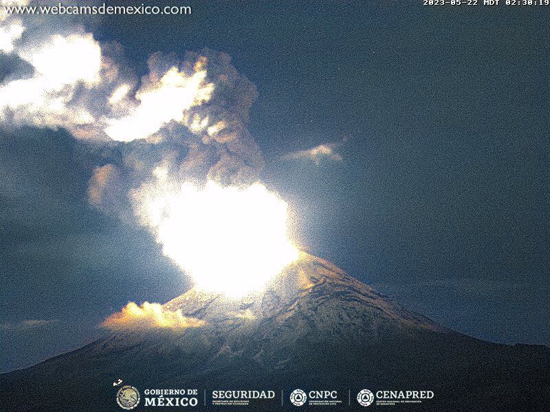 Erupción del Popocatépetl iluminada de manera artificial. (Twitter/@SafeLiveAlert)