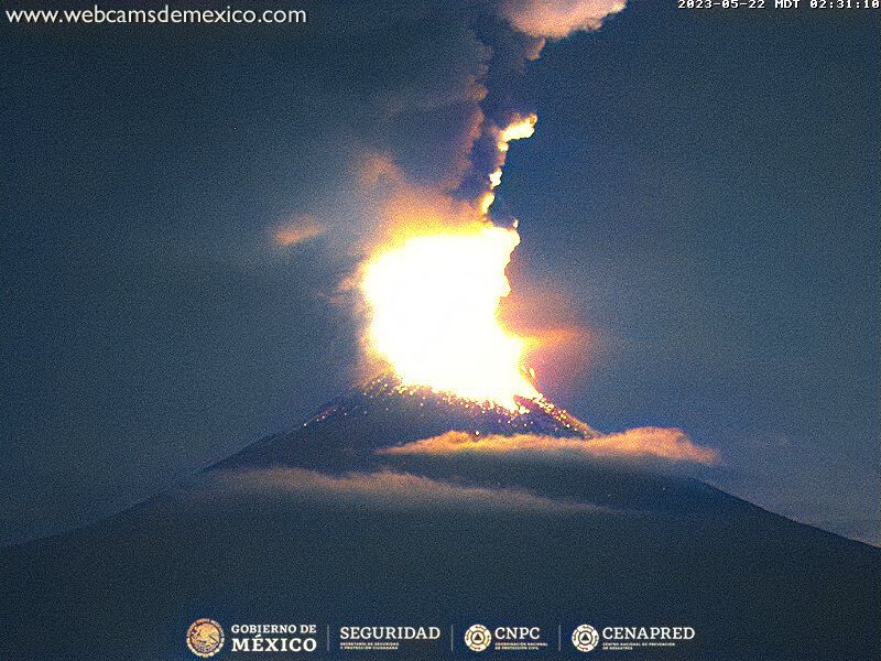 Erupción del Popocatépetl iluminada de manera artificial. (Twitter/@SafeLiveAlert)