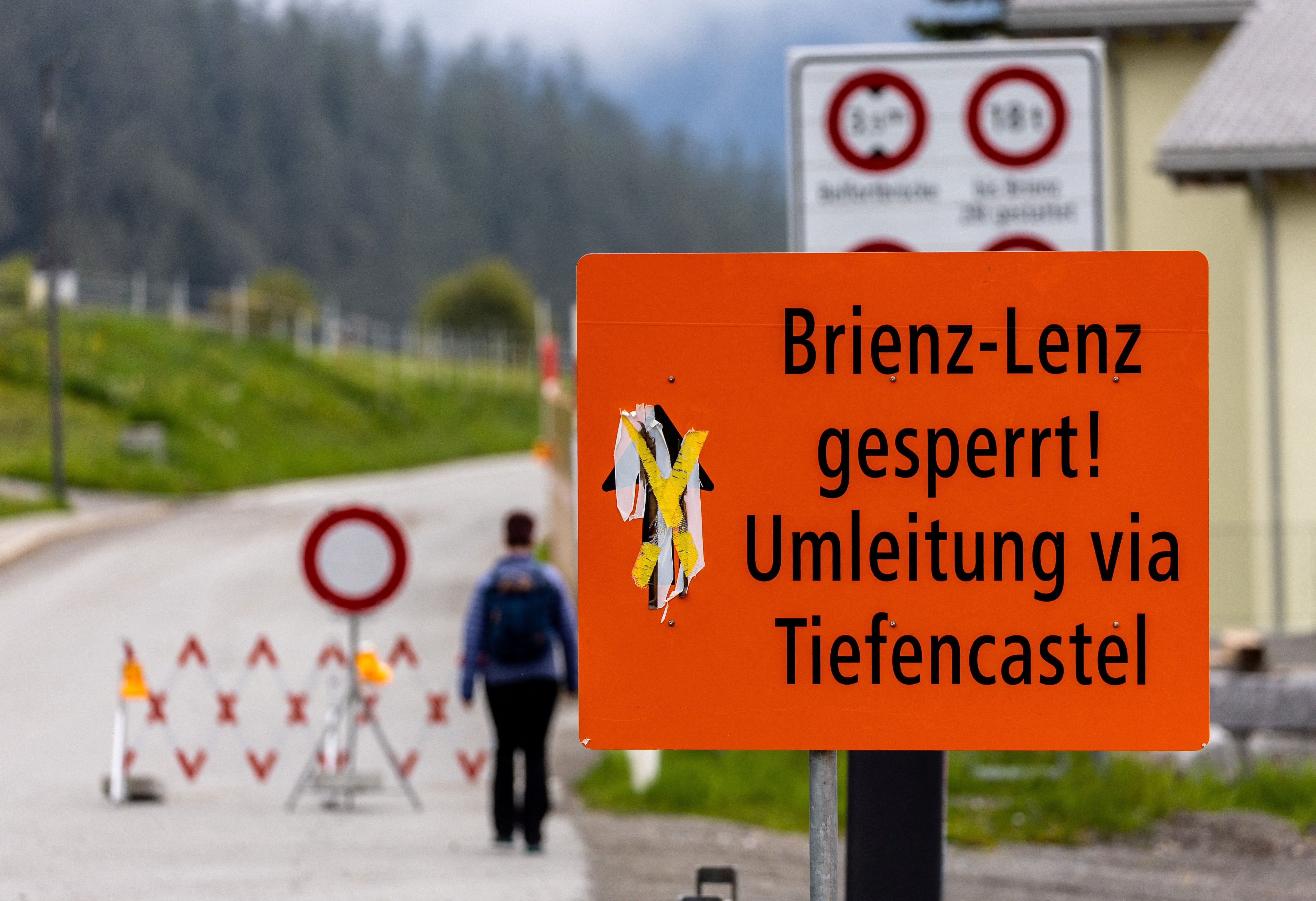 Una señal que prohíbe el acceso al pueblo de Brienz se ve el día de la fecha límite de evacuación de sus habitantes este 12 de mayo de 2023. El cartel dice: "¡Brienz-Lienz bloqueado! Desvío por Tiefncastel" (REUTERS/Denis Balibouse)