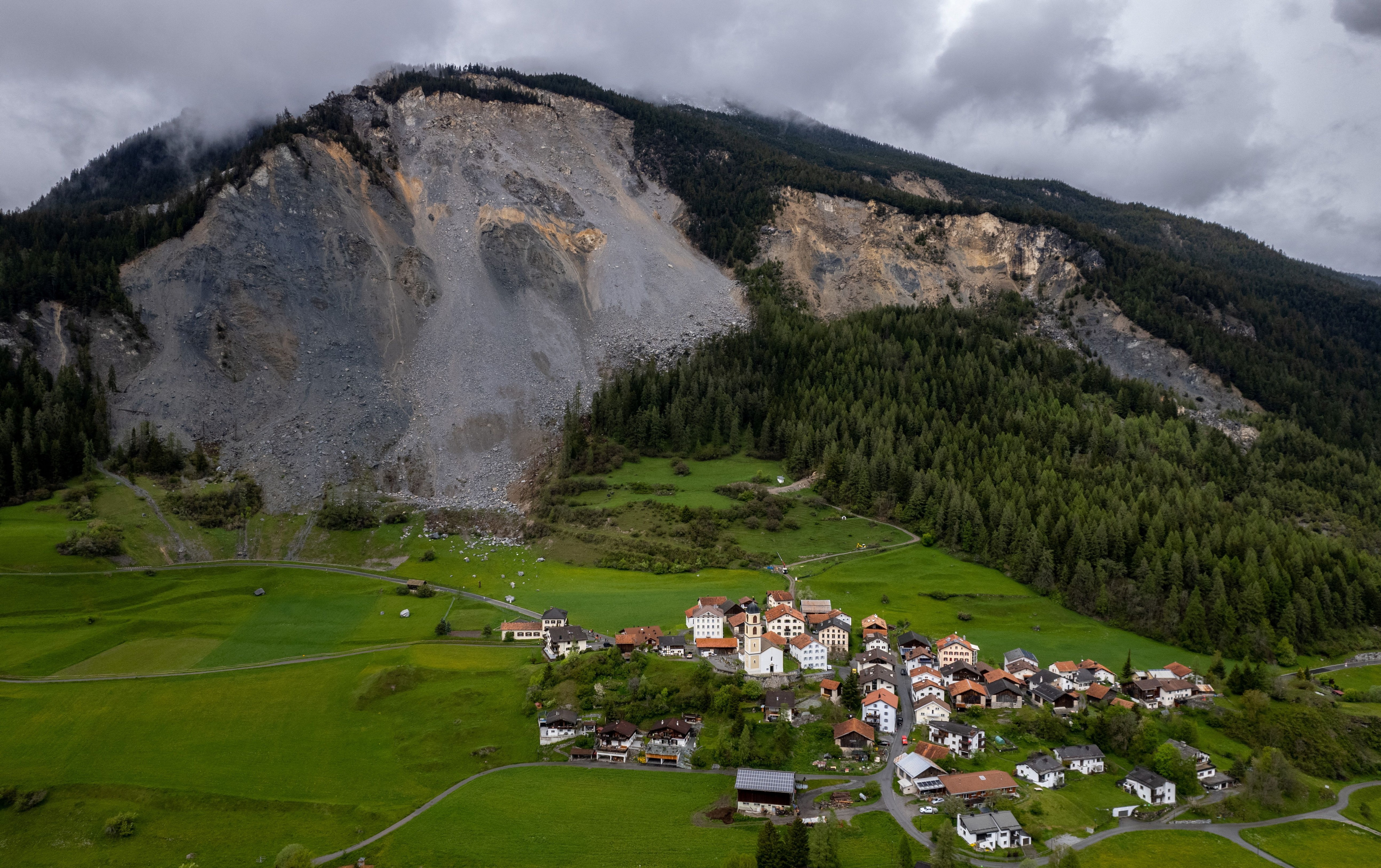 Vista general del pueblo de Brienz y su iglesia frente a la zona del desprendimiento de rocas en Suiza el 11 de mayo de 2023 (REUTERS/Denis Balibouse)