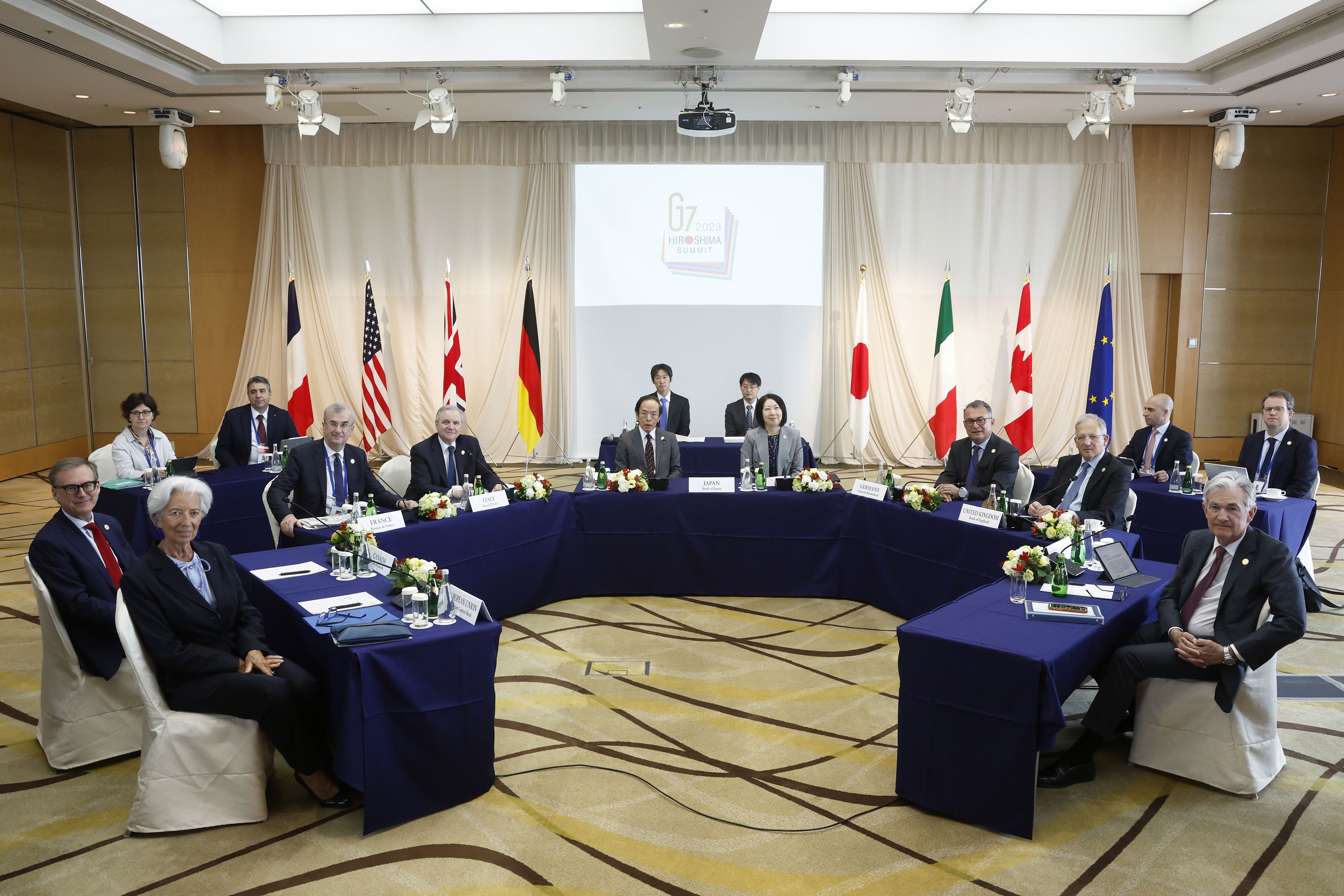 Los gobernadores de los bancos centrales de los países del G7 y de la Unión Europea posan para una fotografía antes de una reunión durante la cumbre de Finanzas del grupo, en Niigata, Japón, el 13 de mayo de 2023. (Kiyoshi Ota/Pool Foto vía AP)