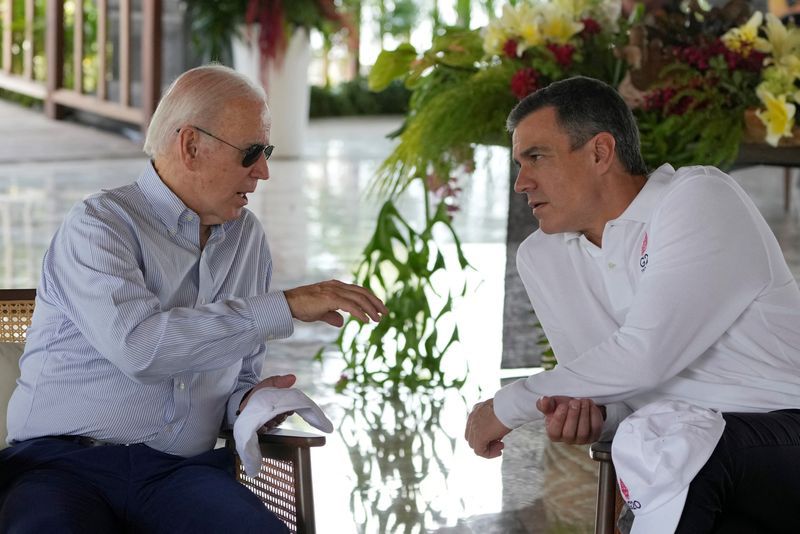 El presidente de Estados Unidos, Joe Biden, conversa con el presidente del Gobierno español, Pedro Sánchez, antes del inicio de un acto de plantación de manglares en el Parque Forestal Ngurah Rai, al margen de la cumbre del G20 en Denpasar, Bali, Indonesia (Dita Alangkara/Pool vía REUTERS)