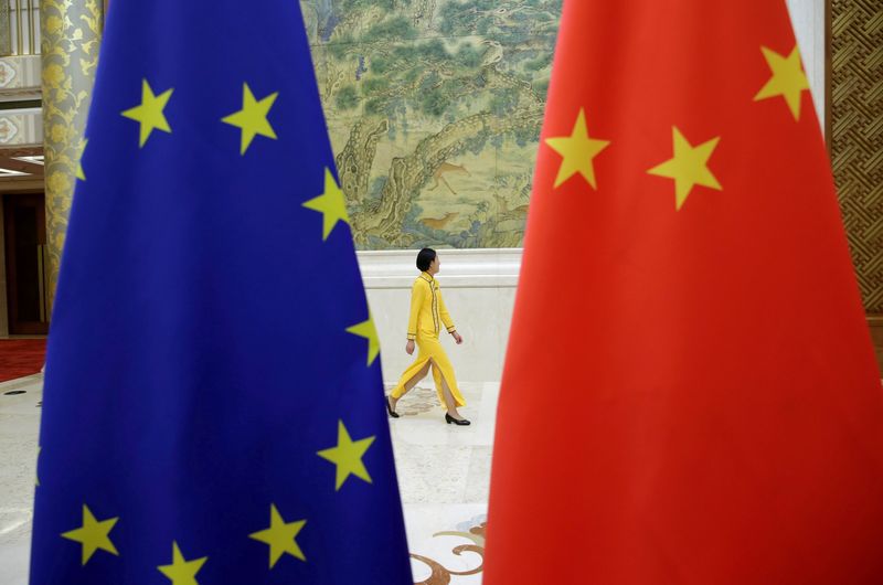 FOTO DE ARCHIVO. Las banderas de la UE y China antes del Diálogo Económico de Alto Nivel UE-China en la Casa de Huéspedes del Estado Diaoyutai en Pekín, China. 25 de junio de 2018. REUTERS/Jason Lee