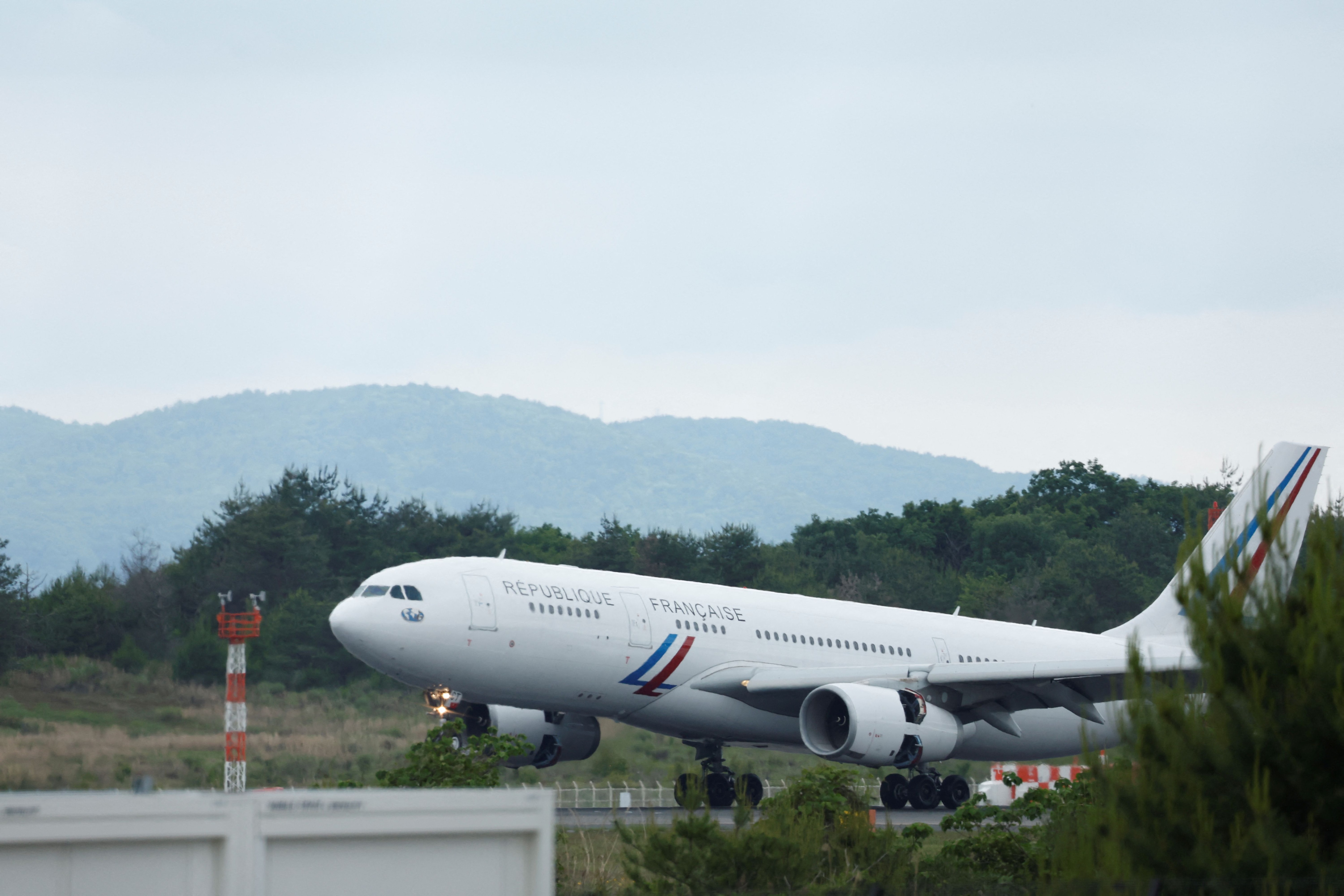 Aterrizaje en Hiroshima del avión francés que traslada al presidente ucraniano, Volodimir Zelensky. (REUTERS)