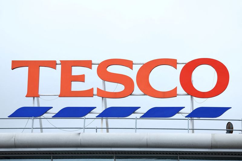 FOTO DE ARCHIVO: El logo de Tesco, en Oldham, Reino Unido, el 13 de abril de 2023. REUTERS/Molly Darlington