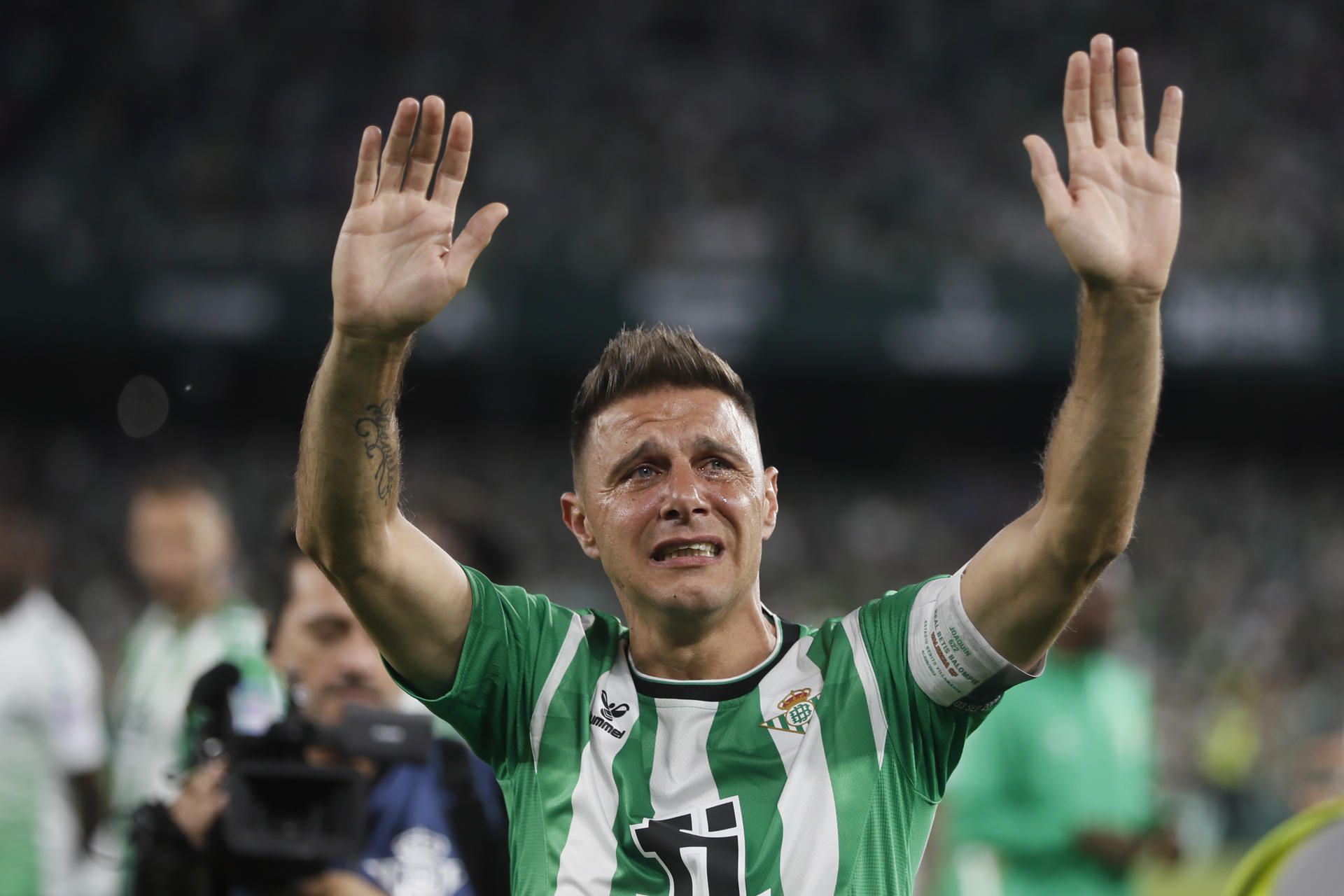 El delantero del Betis, Joaquín Sánchez, emocionado en su último encuentro como jugador profesional (EFE/José Manuel Vidal)