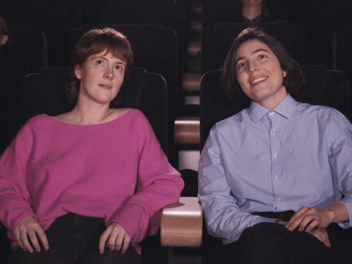 Zaida Carmona y Alba Cros viendo una película de Rohmer en 'La amiga de mi amiga'