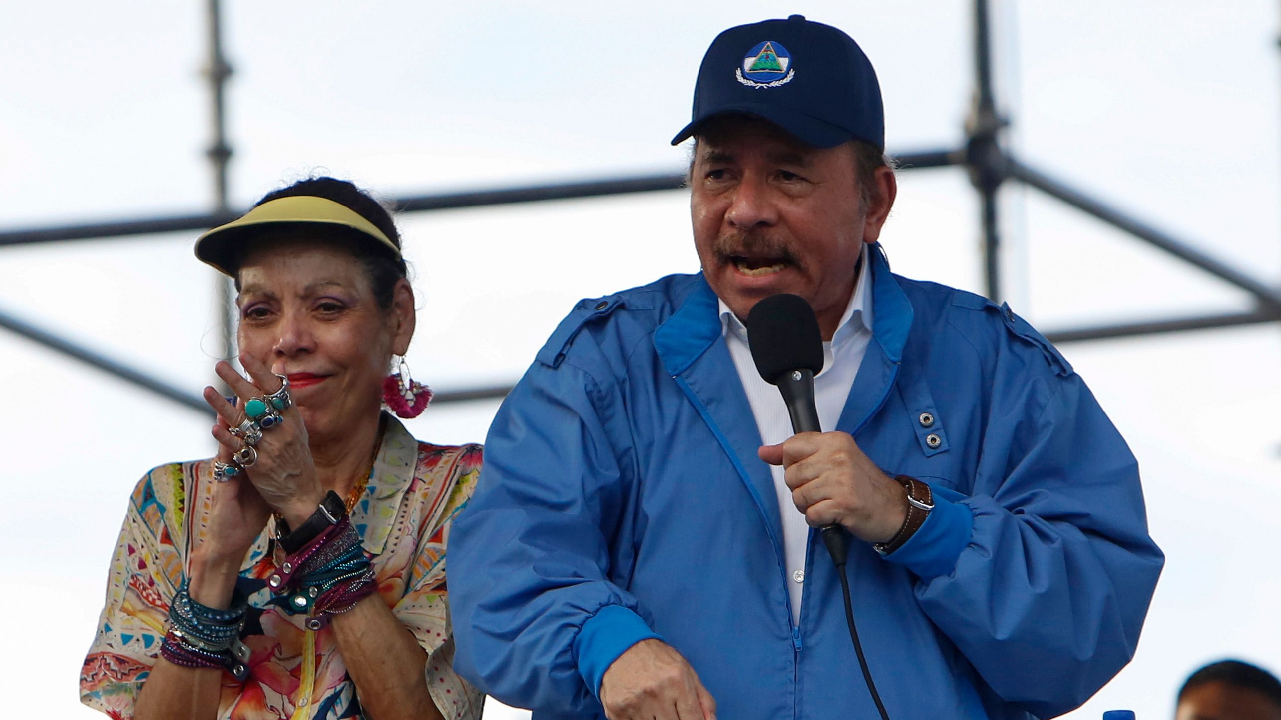 Daniel Ortega, acompañado de su esposa, Rosario Murillo (AP Foto/Alfredo Zuniga)
