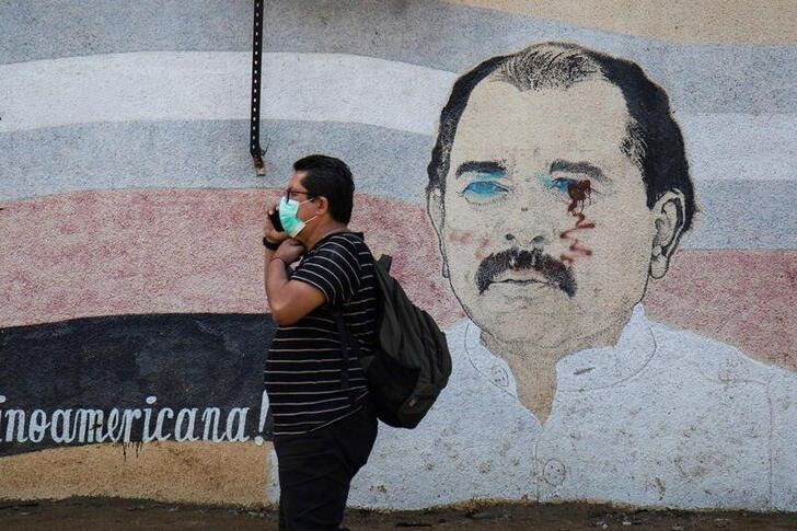 Imagen de archivo de una persona pasando frente a un mural con la imagen de Daniel Ortega en Managua, Nicaragua. 7 enero 2022 (REUTERS/Maynor Valenzuela)