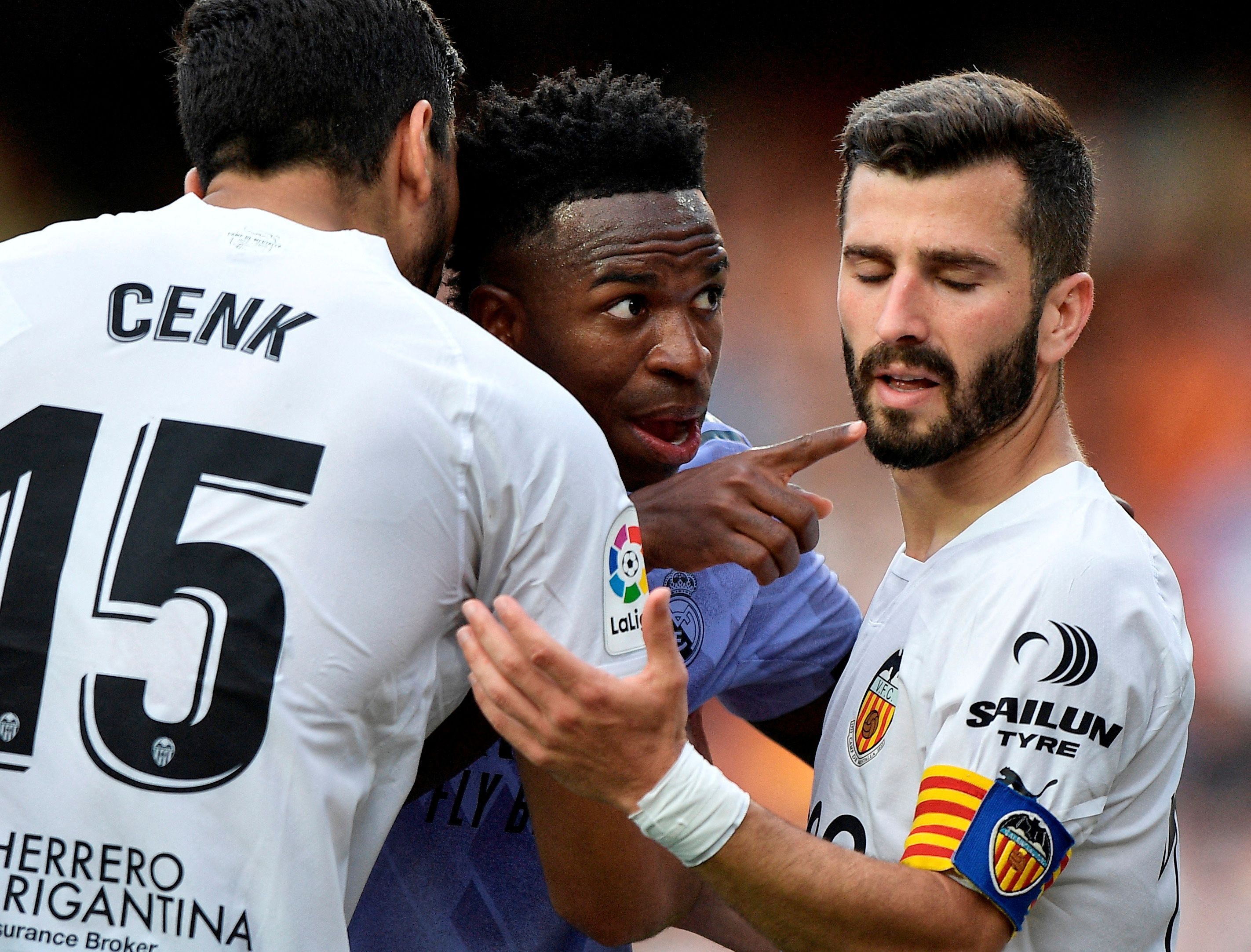 El jugador del Real Madrid, Vinicius, quejándose de insultos racistas en el partido contra el Valencia (REUTERS/Pablo Morano/File Photo)