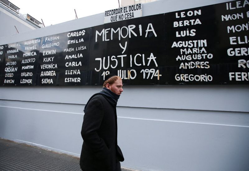 Un cartel que dice "Memoria y Justicia" con los nombres de las víctimas de un ataque con bomba contra la mutual judía AMIA en 1994 en Buenos Aires se exhibe en el centro comunitario / Foto de archivo. REUTERS/Agustin Marcarian