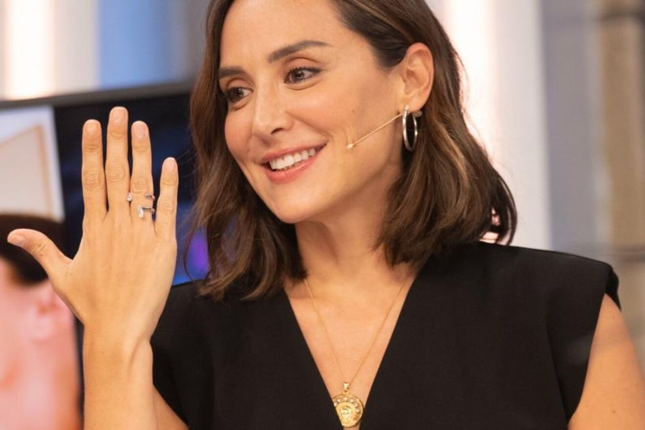Tamara Falcó luciendo su anillo de compromiso en 'El Hormiguero'. (Atresmedia)