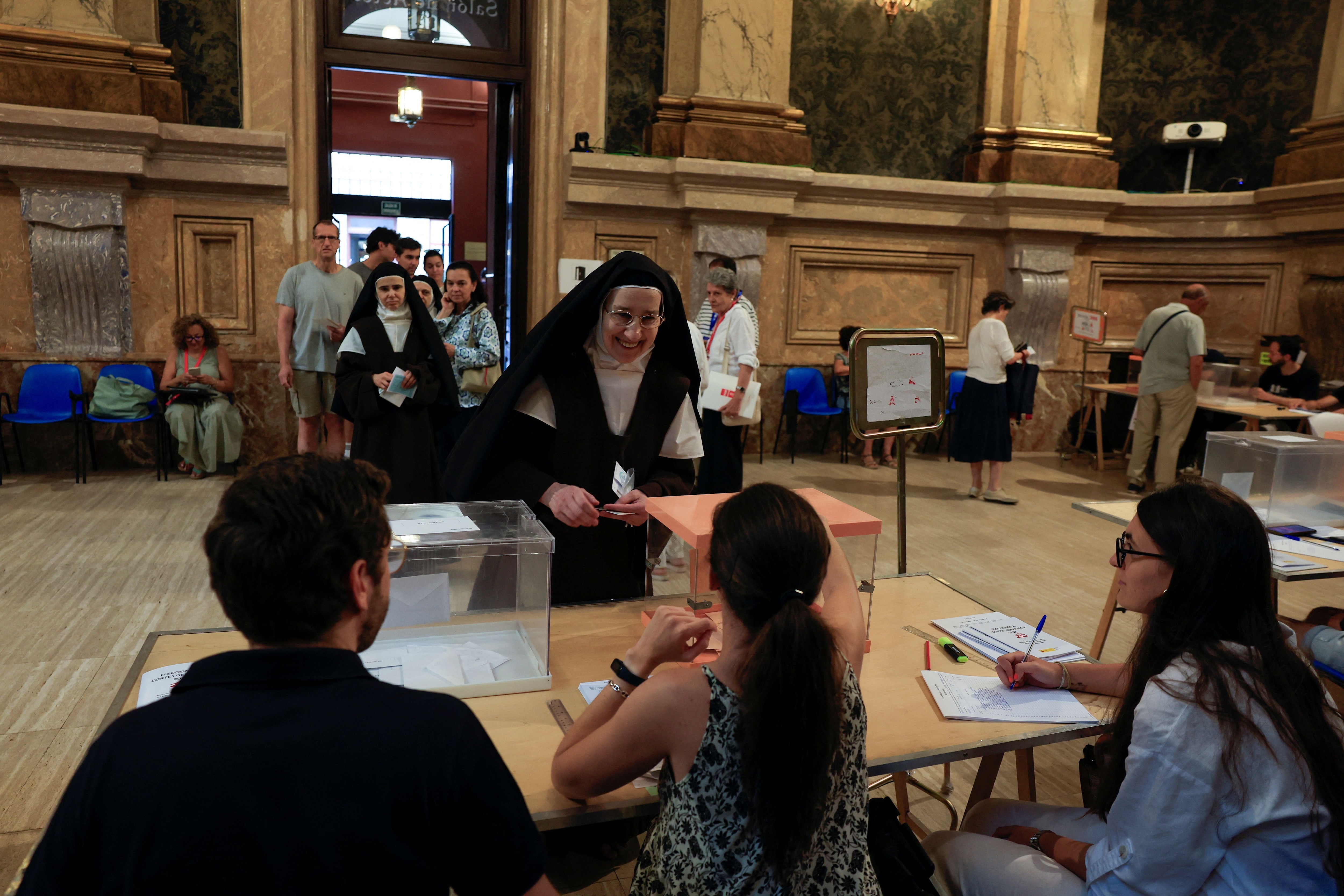 Primeros votantes en un colegio electoral en Madrid, este domingo 23-J. (Reuters/Vincent West)