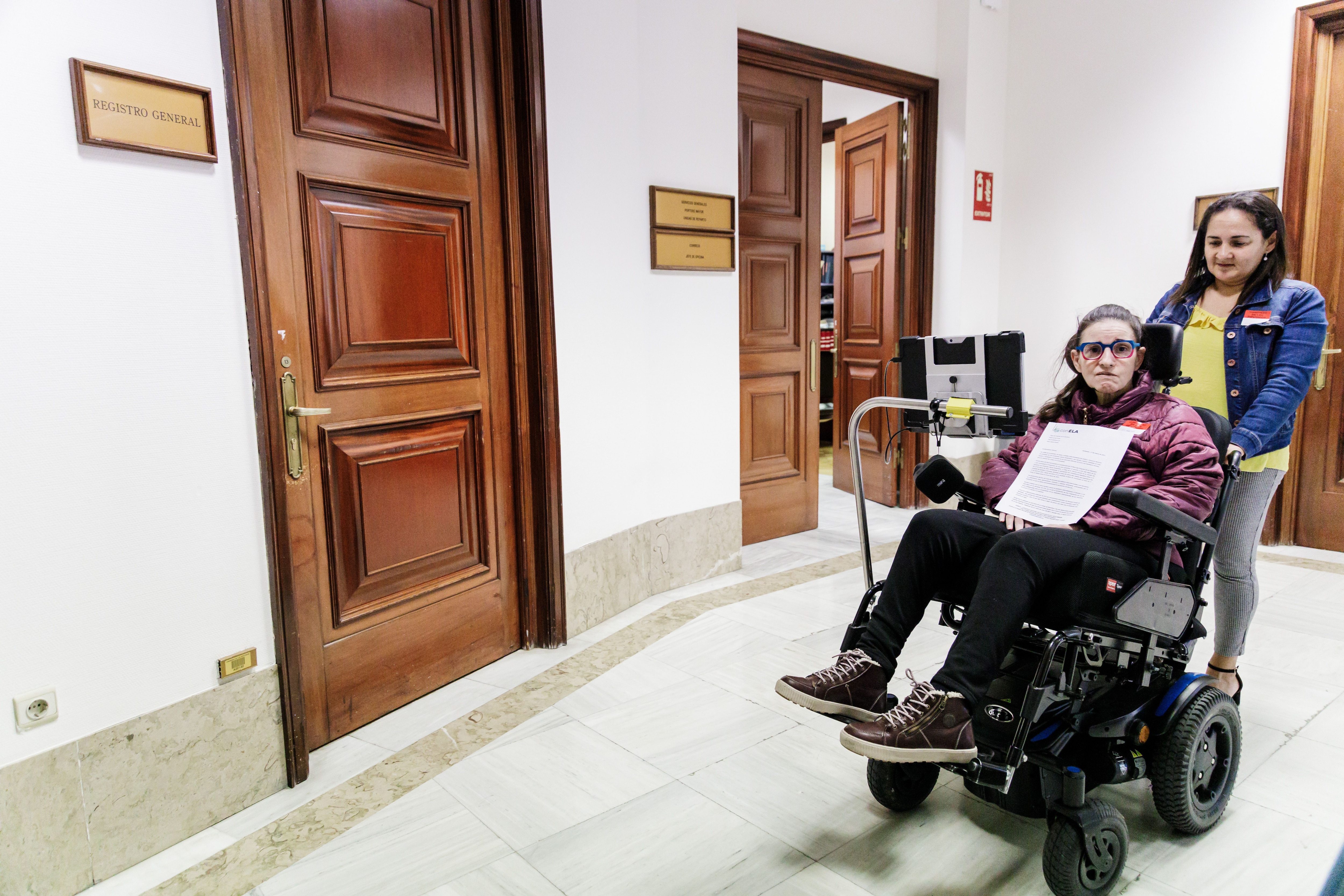 Una persona afectada de ELA (esclerosis lateral amiotrófica) a su llegada a registrar la petición de que se desbloquee la tramitación de la Ley ELA, en el Congreso de los Diputados, a 17 de marzo de 2023, en Madrid (España).
