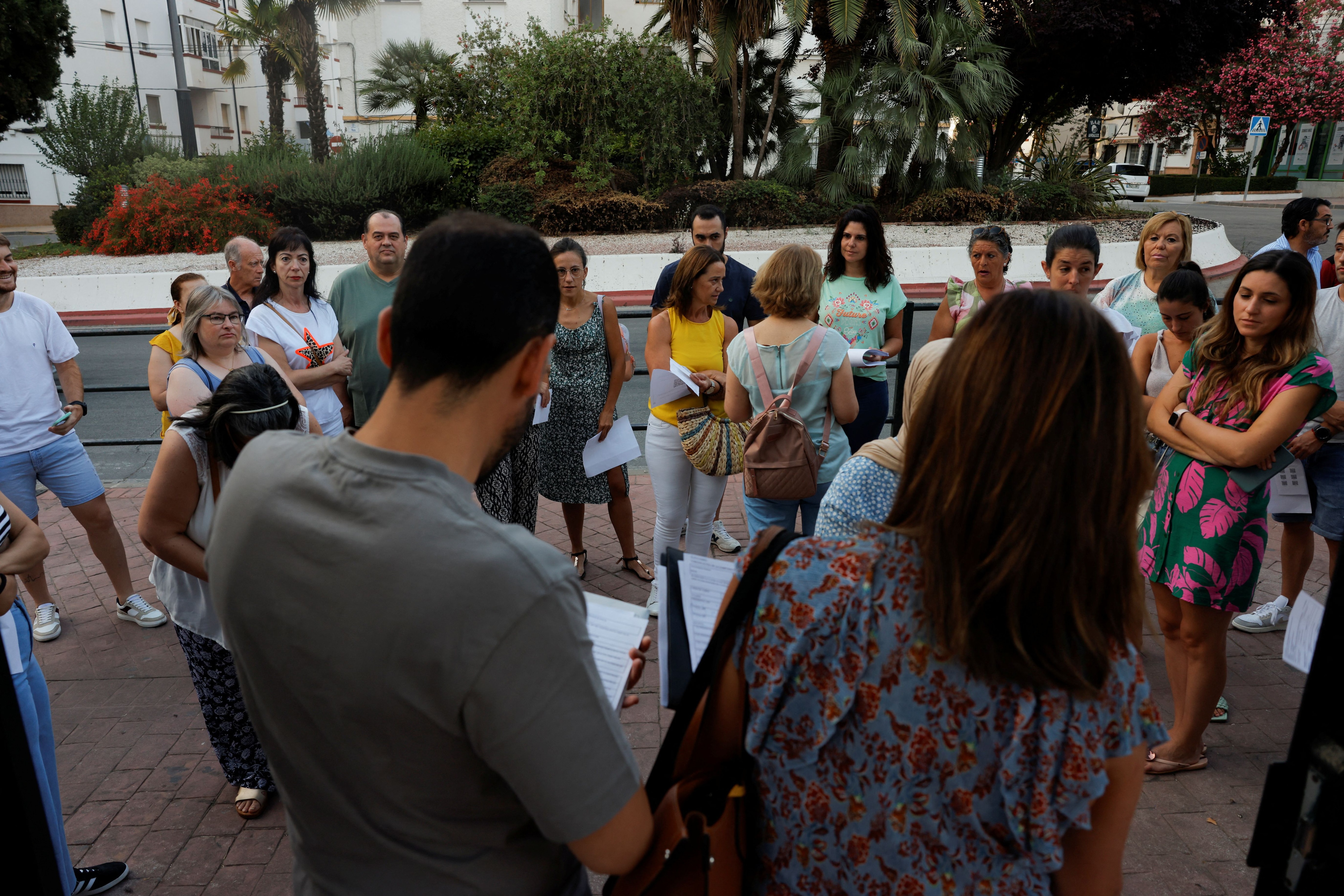 Miembros de una mesa llegan a su colegio a primera hora de la mañana en Ronda, Málaga. (Reuters/Jon Nazca)