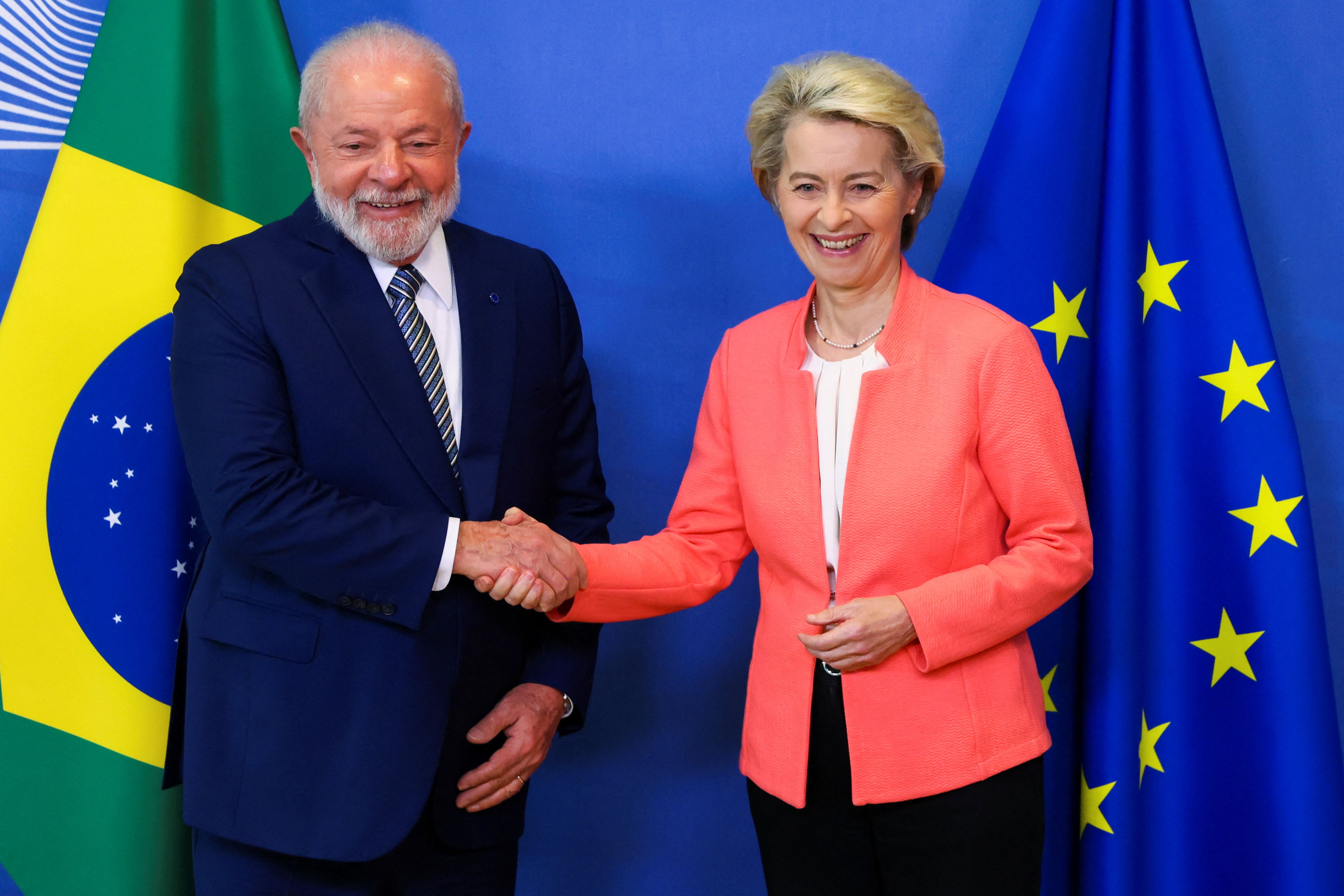 El presidente de Brasil, Luiz Inacio Lula da Silva, junto a la presidenta de la Comisión Europea, Ursula von der Leyen, en la previa a la cumbre de líderes que se realizará en Bruselas. (FOTO: REUTERS/Yves Herman)