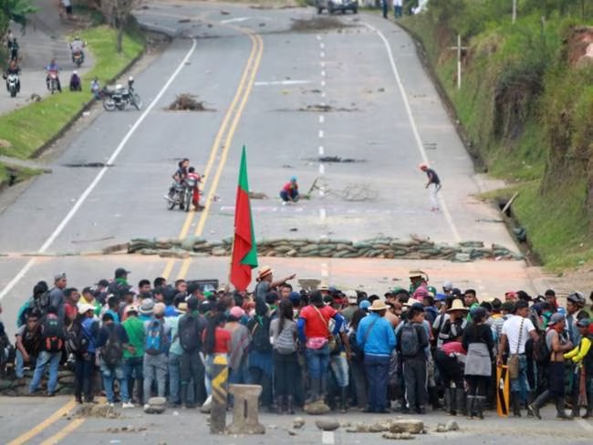 Bloqueo vía Panamericana en Piendamó. Las comunidades indígenas exigen la presencia del Gobierno nacional. Foto: EFE.