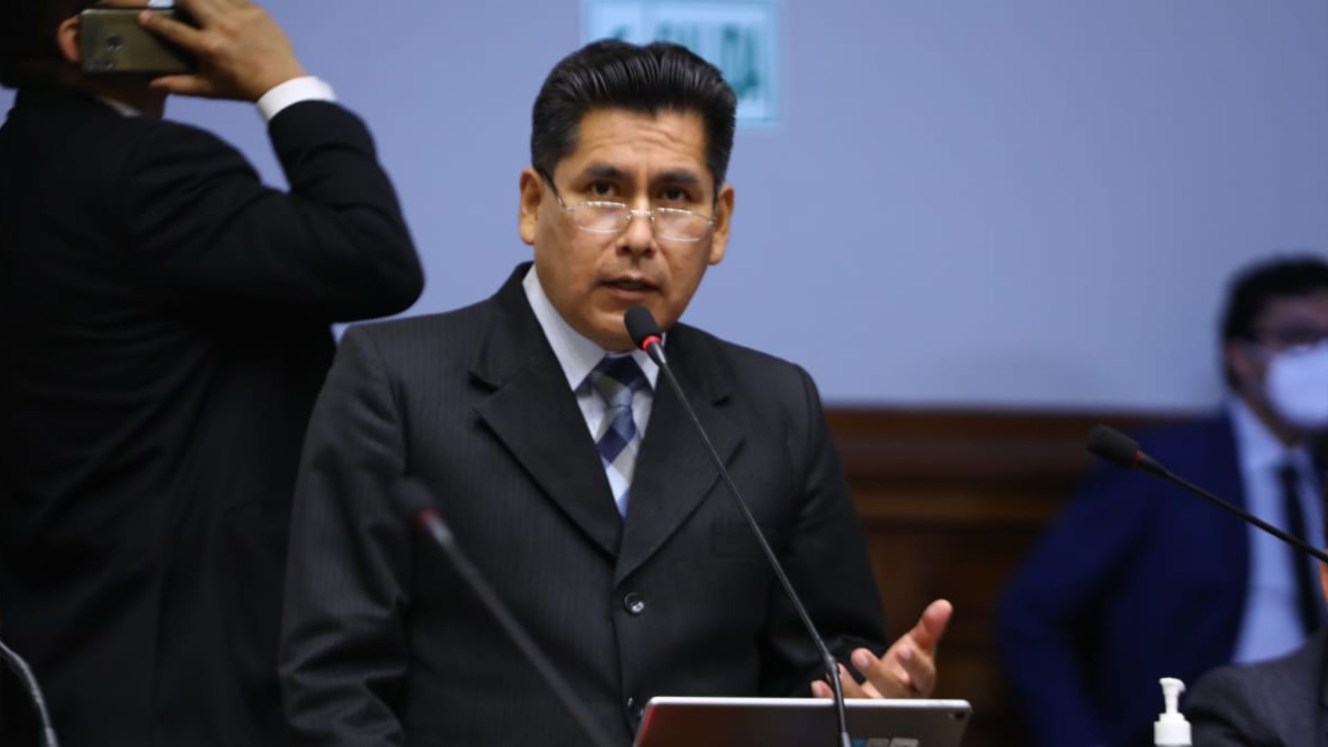 Víctor Cutipa también renunció a Perú Bicentenario. 