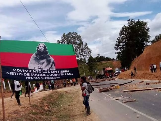 Las comunidades mantienen bloqueada la vía Panamericana en kilómetro 27, sector de quebrada Grande, jurisdicción del municipio de Piendamó. Foto: Red de Apoyo Cauca.