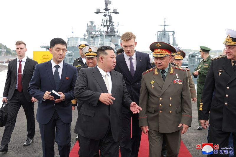 El líder norcoreano Kim Jong Un camina con el ministro de Defensa de Rusia, Sergei Shoigu  (KCNA vía REUTERS)