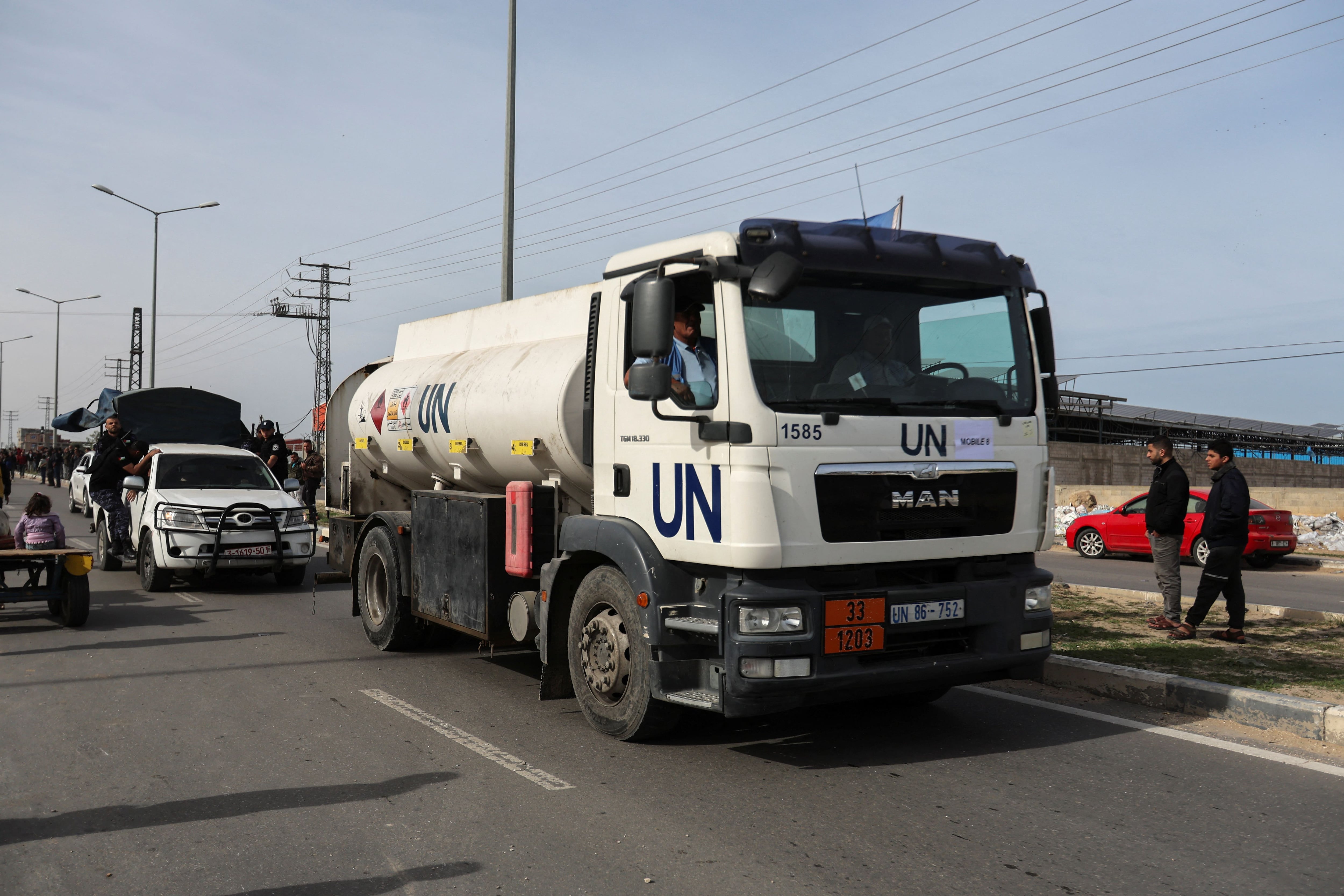Camiones de la ONU con ayuda humanitaria (Reuters)