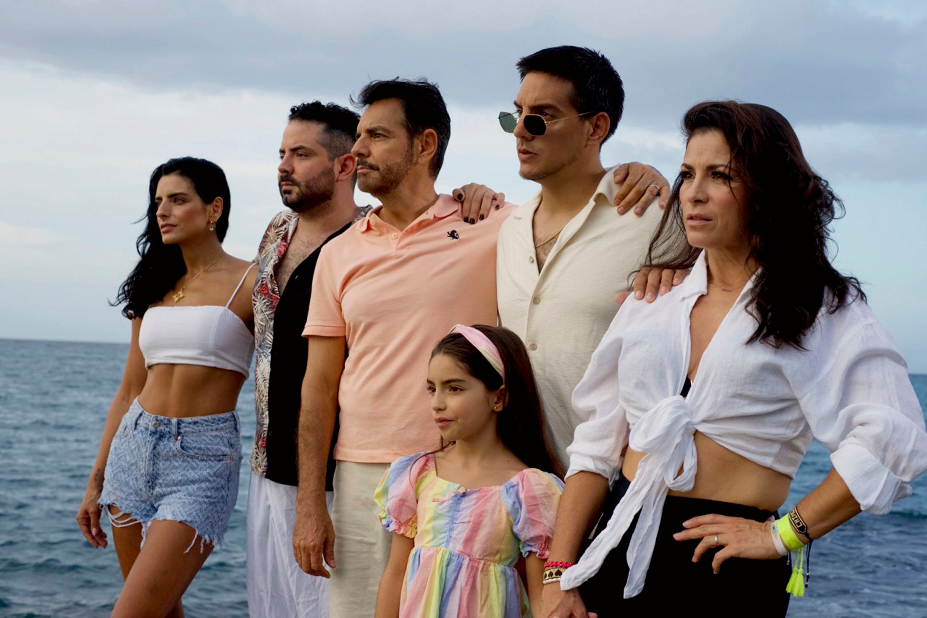 En esta imagen proporcionada por Prime Video, Aislinn Derbez, de izquierda a derecha, José Eduardo Derbez, Eugenio Derbez, Vadhir Derbez, y en la fila de enfrente de izquierda a derecha, Aitana Derbez y Alessandra Rosaldo en una escena de "De viaje con los Derbez". (Prime Video vía AP)