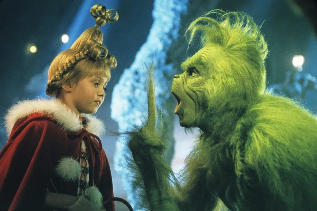 '¡Como el Grinch robó la Navidad!' del Dr. Seuss se publicó en 1957. Recibió varias adaptaciones a otros medios que incluyeron teatro y televisión, pero la más recordada fue la adaptación cinematográfica del año 200 con Jim Carrey interpretando al personaje (Universal Studios)